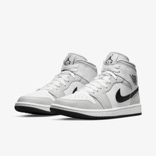 Lade das Bild in den Galerie-Viewer, Air Jordan 1 Mid Light Smoke Grey
